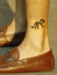 女性脚踝部漂亮的小猴纹身