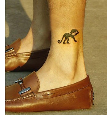 点击大图看下一张：女性脚踝部漂亮的小猴纹身