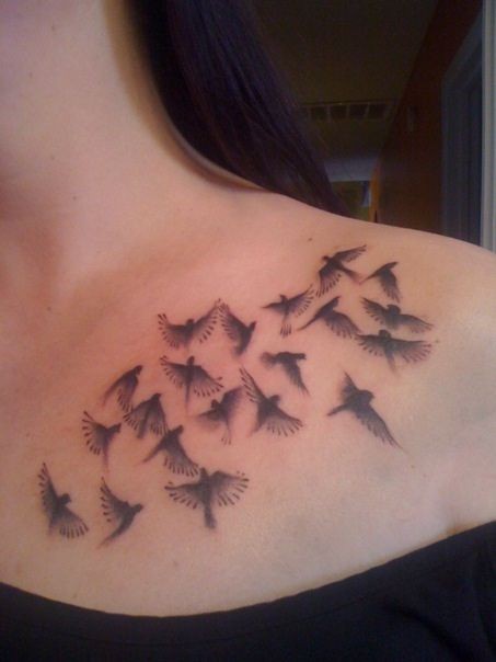 点击大图看下一张：女性肩部一群鸽子纹身