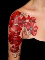 女性肩部个性的花朵纹身