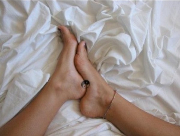 点击大图看下一张：女性脚部黑白八卦独特刺青