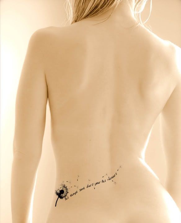 点击大图看下一张：女性腰部漂亮的蒲公英纹身
