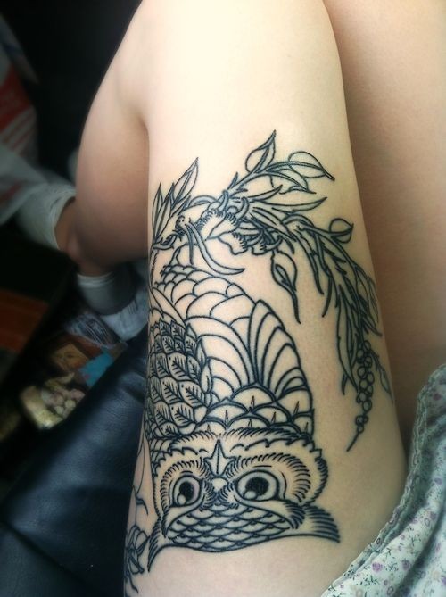 点击大图看下一张：女性腿部猫头鹰纹身