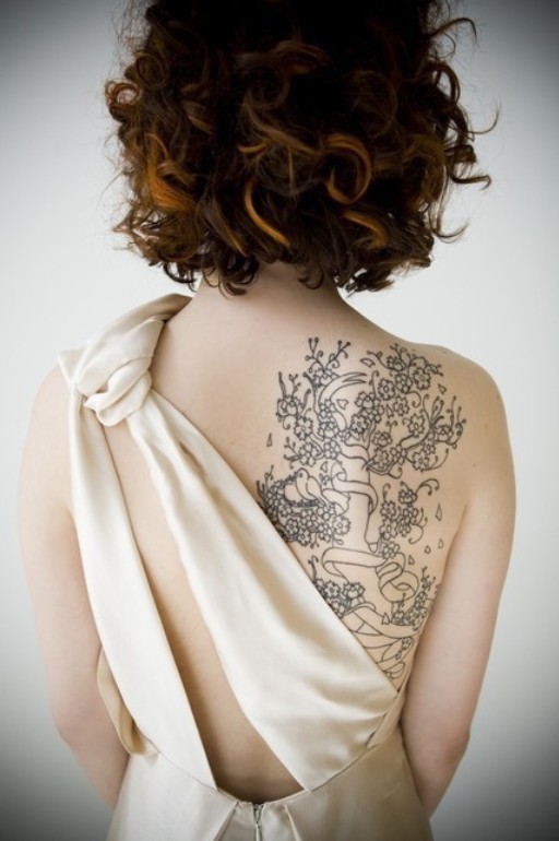 点击大图看下一张：女性性感背部桃花树漂亮刺青