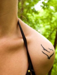 女性肩部漂亮的三只小鸟纹身