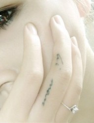 女性手指字符刺青
