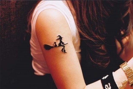 点击大图看下一张：女性手臂小女巫刺青
