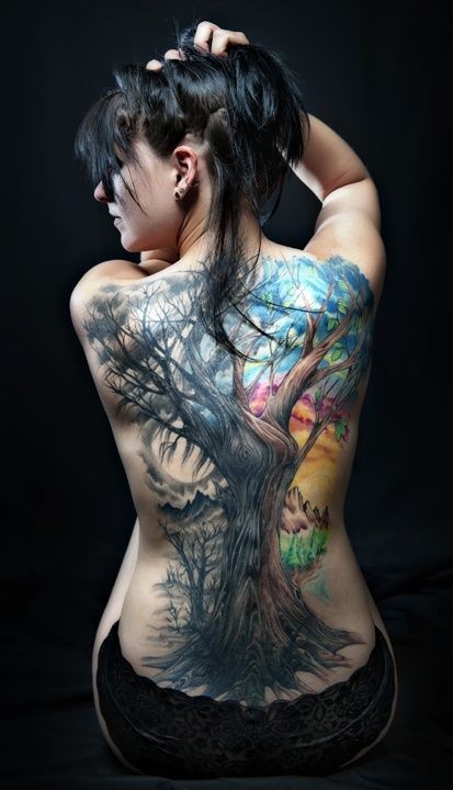 点击大图看下一张：女性背部漂亮好看的大树纹身
