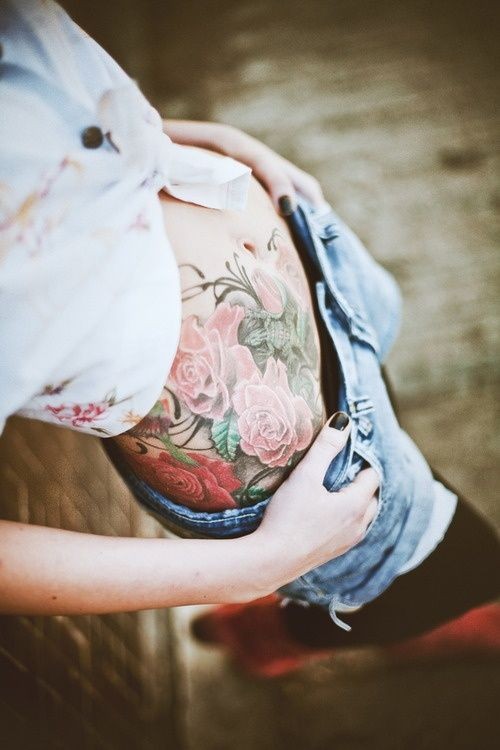 点击大图看下一张：女性腹部漂亮的花朵纹身