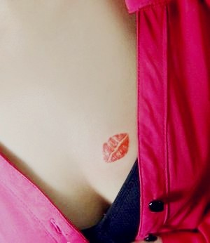 点击大图看下一张：女性胸部红唇吻痕刺青