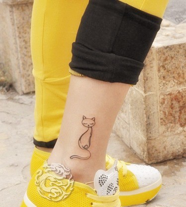 点击大图看下一张：女性脚部小猫刺青