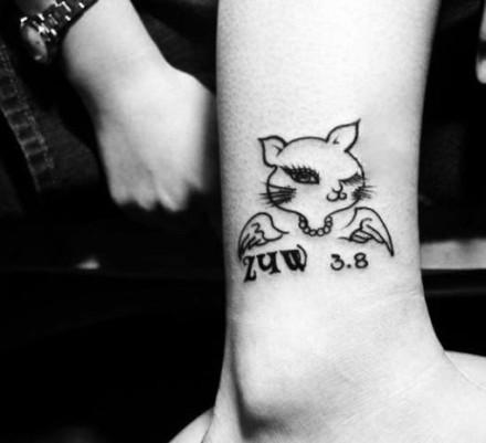 点击大图看下一张：女性脚部小猫天使刺青