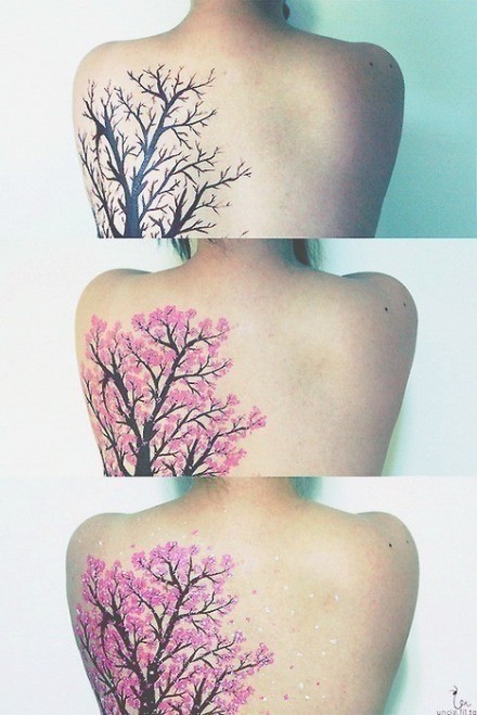 点击大图看下一张：女性后背漂亮的树木刺青