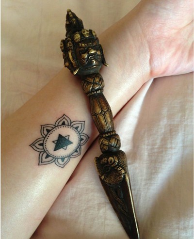 点击大图看下一张：女性手臂上一款小小的梵花图腾纹身