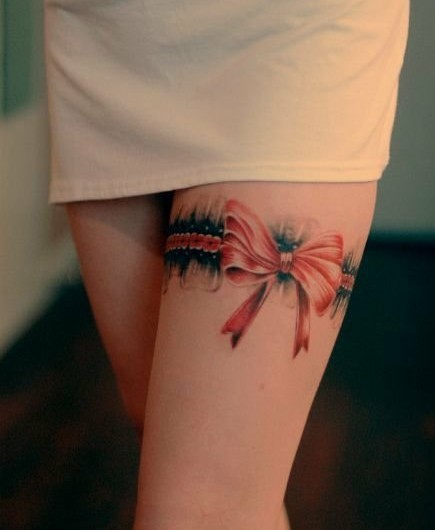 点击大图看下一张：女性腿部蝴蝶结刺青