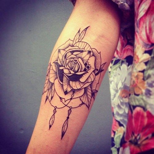 点击大图看下一张：手臂上一款漂亮的花朵纹身