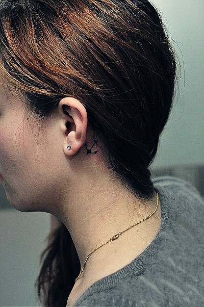 点击大图看下一张：女性耳后锚刺青