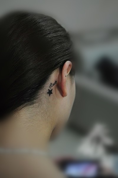 点击大图看下一张：女性耳根后星星刺青
