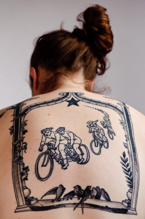 点击大图看下一张：女性背部一幅自行车比赛纹身