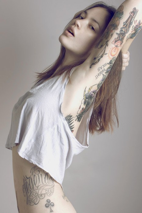 点击大图看下一张：女性手臂腰部肖像图腾刺青