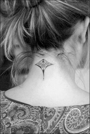 点击大图看下一张：女性颈部蝴蝶图腾刺青