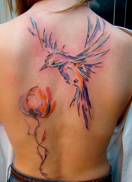 点击大图看下一张：女性后背抽象的小鸟和花朵纹身