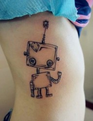 女性腰部小机器人刺青