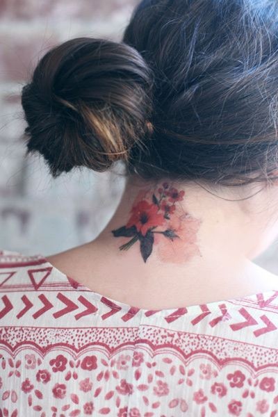 点击大图看下一张：女性颈部小小的花朵纹身