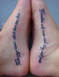 女人脚部个性的字母纹身
