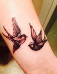 手腕上两只燕子纹身