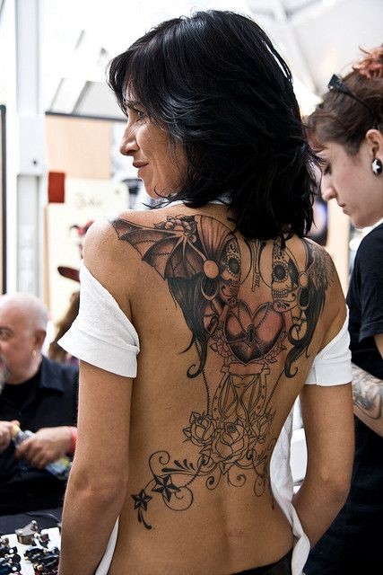 点击大图看下一张：女性背部骷髅恋人纹身