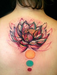 女性背部好看的莲花纹身