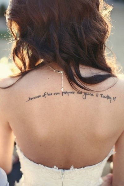 点击大图看下一张：女性背部好看的字母纹身
