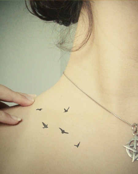点击大图看下一张：女性颈部小鸟刺青