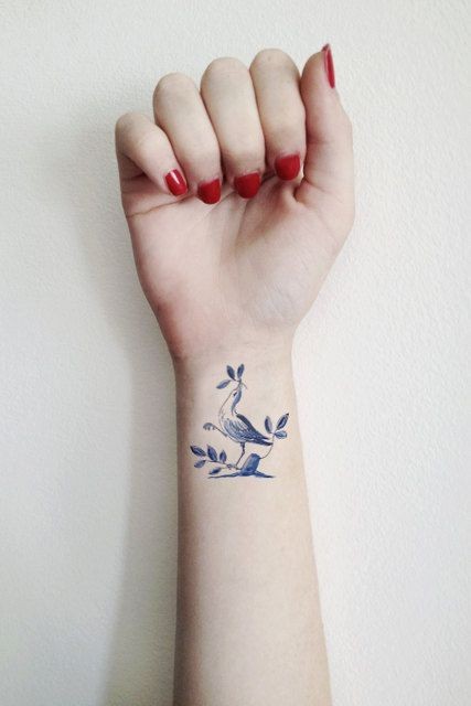 点击大图看下一张：女性手腕非常好看的纹身图案