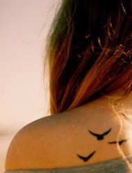 女性背部抽象小鸟刺青