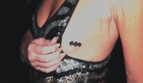 点击大图看下一张：女性胸部蝙蝠刺青