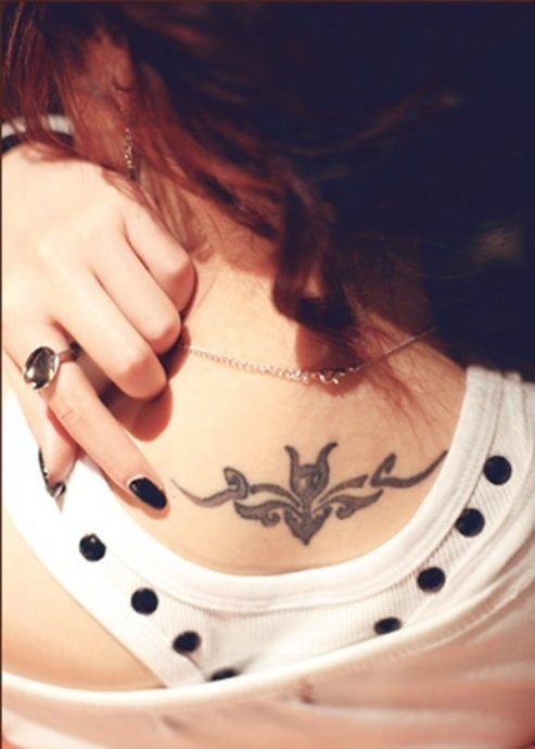 点击大图看下一张：女性颈部蝙蝠图腾刺青
