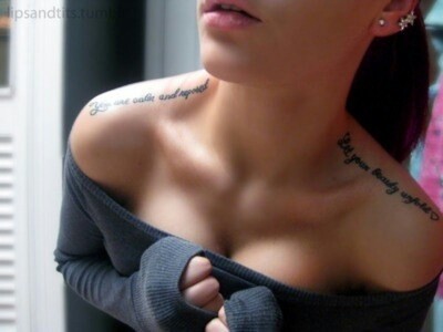 点击大图看下一张：女性肩部一条英文纹身