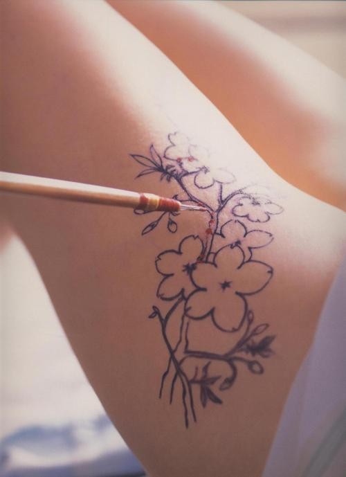 点击大图看下一张：女性腿部梅花刺青