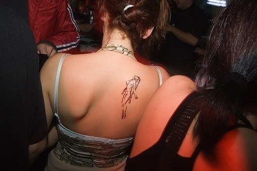 点击大图看下一张：女性肩部肖像刺青