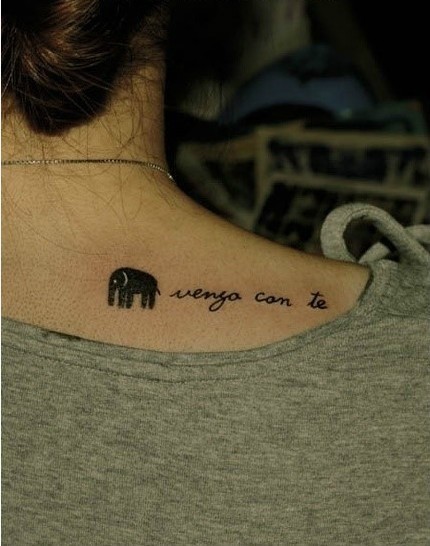 点击大图看下一张：女性肩部小象刺青