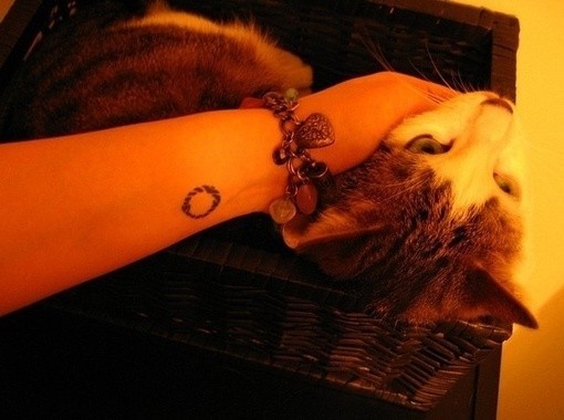 点击大图看下一张：女性手腕小小的图腾纹身