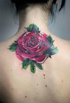 点击大图看下一张：女性背部漂亮的玫瑰纹身