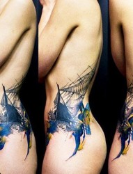 女性腰部个性的纹身图案