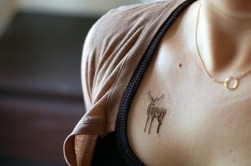 点击大图看下一张：女性胸部可爱小鹿刺青