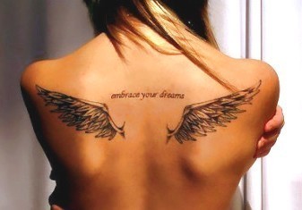 点击大图看下一张：女性后背天使翅膀刺青