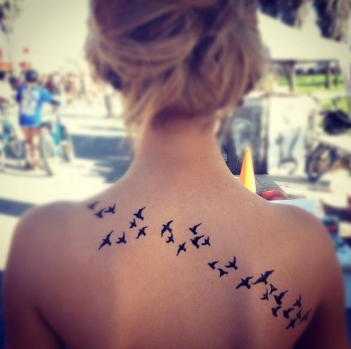 点击大图看下一张：女性背部好看的一群小鸟纹身