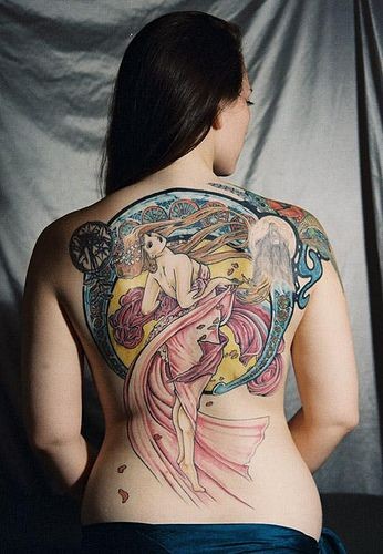 点击大图看下一张：女性背部漂亮好看的美女纹身