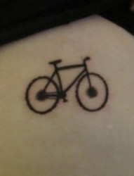 女性腿部自行车刺青